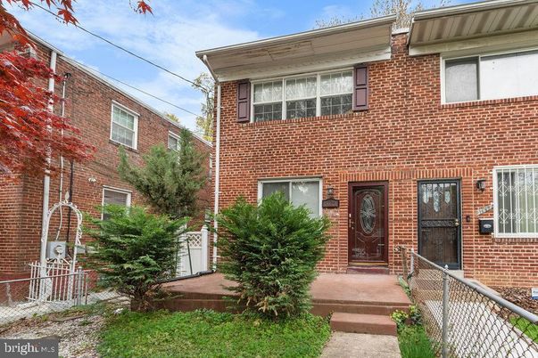 Exterior, Facade, Brick Facade, Rowhouse