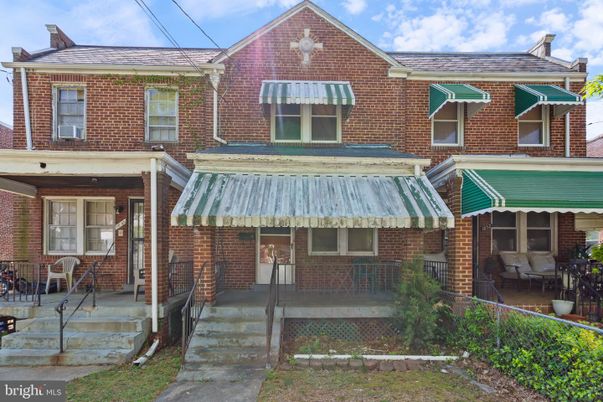 Exterior, Facade, Brick Facade, Rowhouse