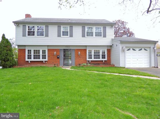 Attached, Exterior, Facade, Brick Facade, Split Level