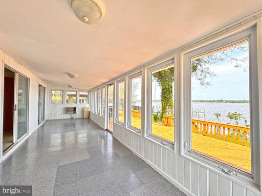 Interior, Sun Room, Water
