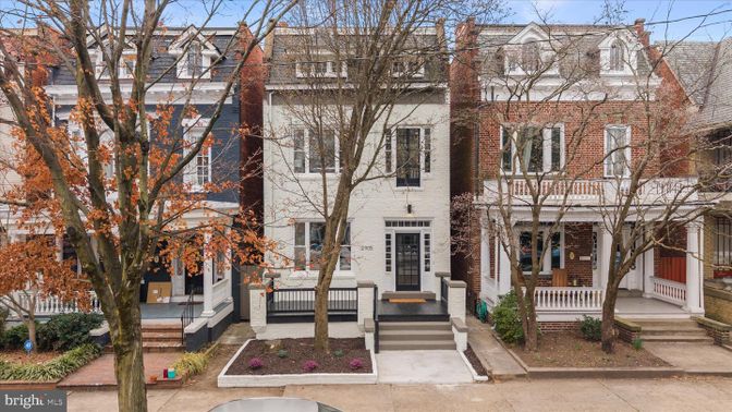 Exterior, Facade, Brick Facade, Rowhouse