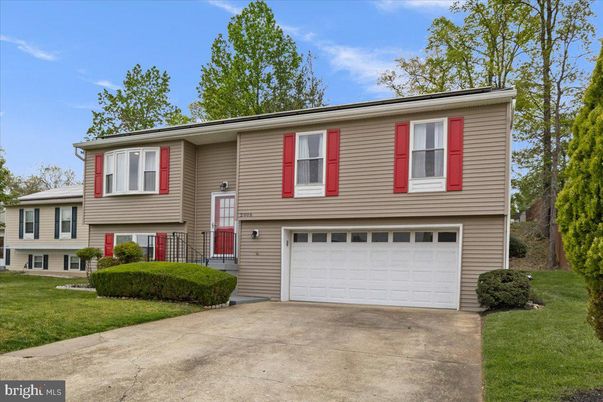 Attached, Exterior, Facade, Raised Ranch