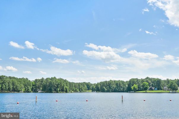 Exterior, Lake