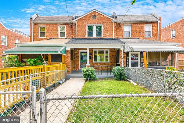 Exterior, Facade, Brick Facade, Rowhouse