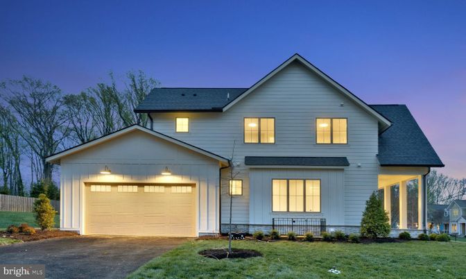 Attached, Exterior, Facade, Farmhouse