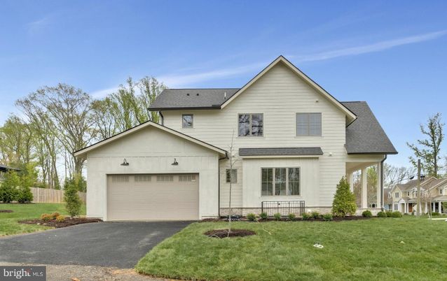Attached, Exterior, Facade, Farmhouse