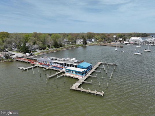 Exterior, Lake