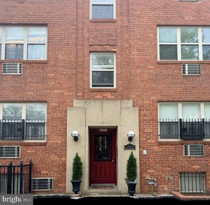 Exterior, Facade, Brick Facade, Rowhouse