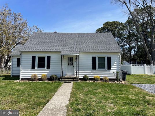 Exterior, Facade, Cape Cod