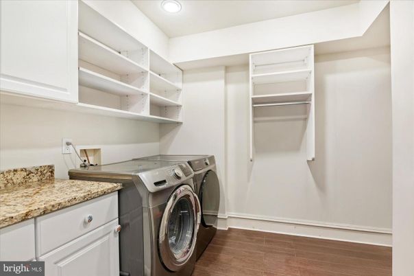 Interior, Recessed Lighting, Washer, Wood Texture Flooring