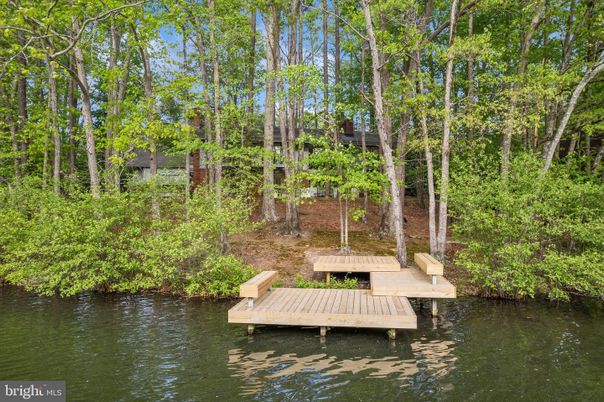 Exterior, Lake