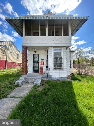Exterior, Facade, Brick Facade, American Foursquare