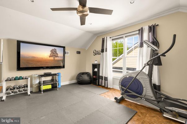 Fitness Equipment, Interior, Recessed Lighting, Wood Texture Flooring