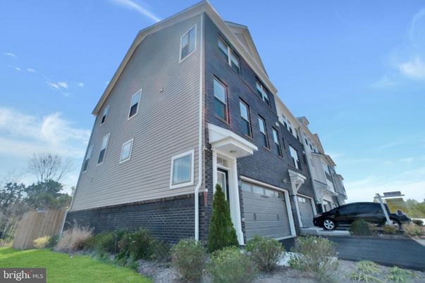 Attached, Exterior, Facade, Rowhouse