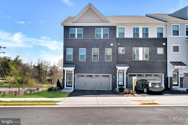 Attached, Exterior, Facade, Rowhouse