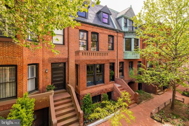 Exterior, Facade, Brick Facade, Rowhouse