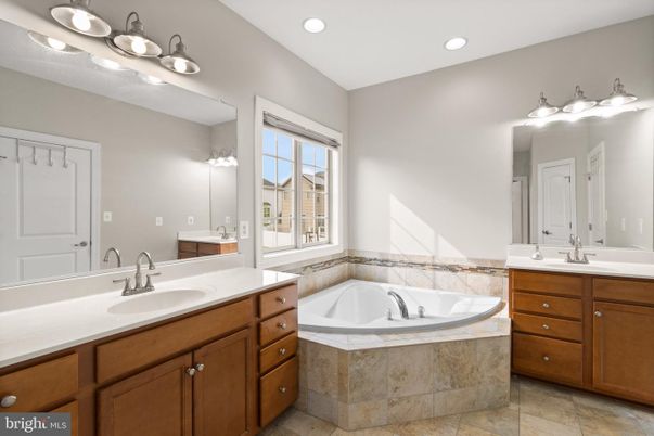 Bathroom, Dual Sink Vanities, Interior, Recessed Lighting