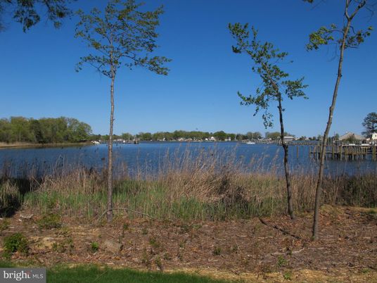 Exterior, Lake