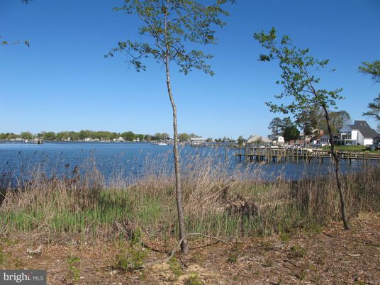 Exterior, Lake
