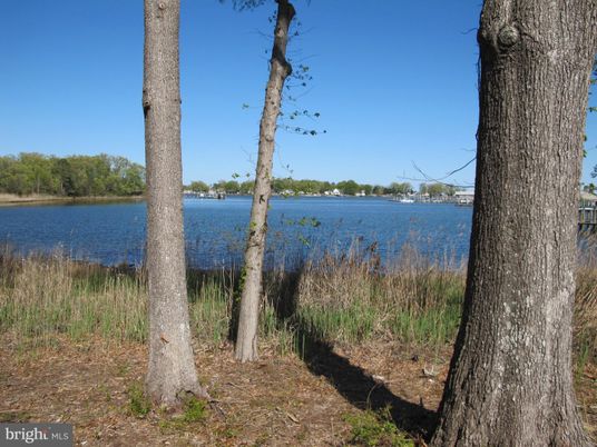 Exterior, Lake