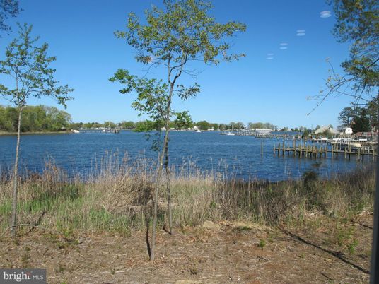Exterior, Lake