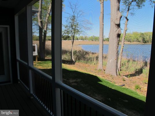 Exterior, Lake