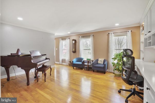 Interior, Piano, Recessed Lighting, Wood Texture Flooring
