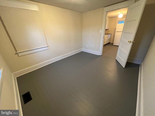 Empty room, Interior