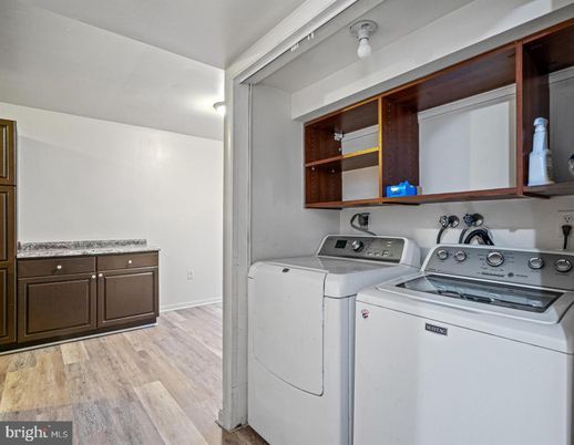 Interior, Washer, Wood Texture Flooring