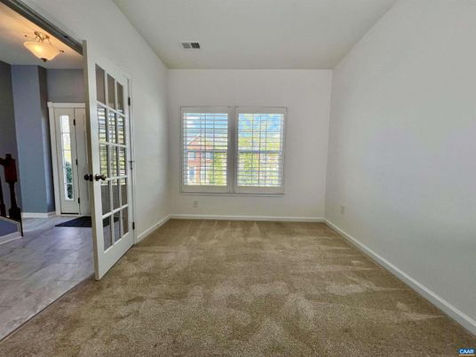 Empty room, Interior