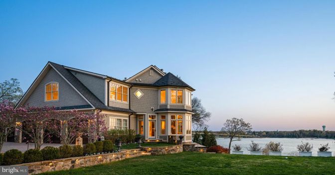 Exterior, Facade, Water, Queen Anne Victorian
