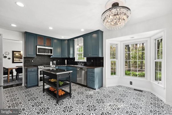 Chandelier, Interior, Kitchen, Recessed Lighting, Stainless Steel Appliances