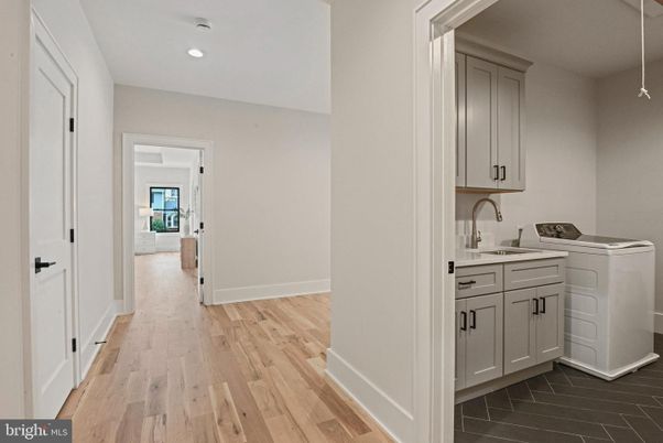 Interior, Recessed Lighting, Washer, Wood Texture Flooring