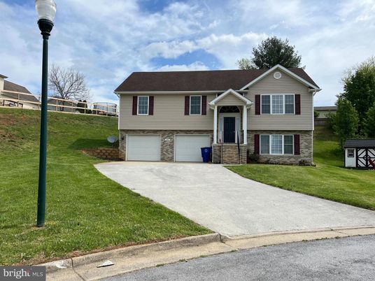 Attached, Exterior, Facade, Raised Ranch