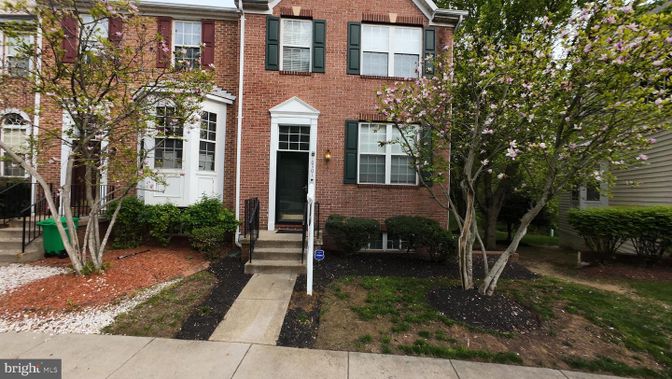 Exterior, Facade, Brick Facade, Rowhouse