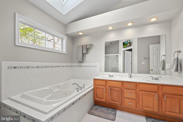 Bathroom, Dual Sink Vanities, Interior, Recessed Lighting
