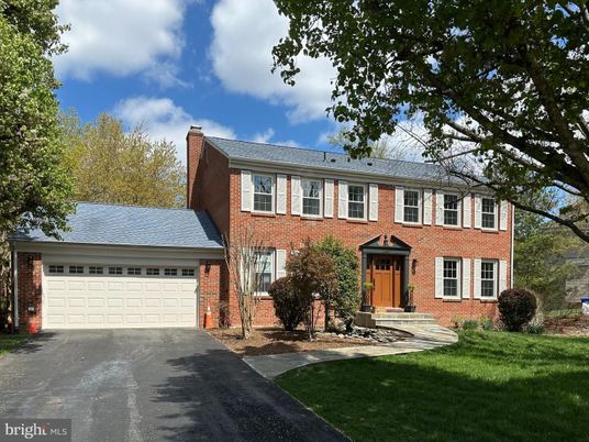 Attached, Exterior, Facade, Brick Facade, Georgian