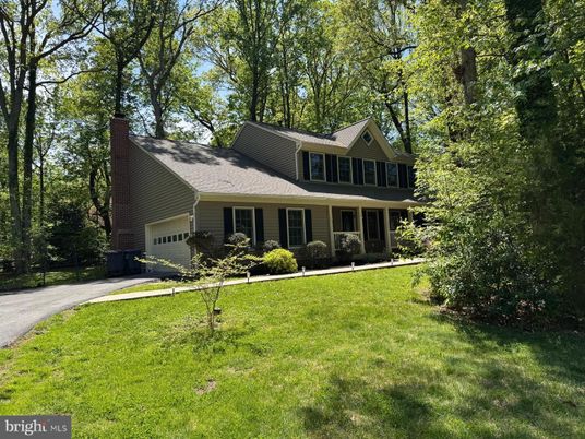 Attached, Exterior, Facade, Farmhouse
