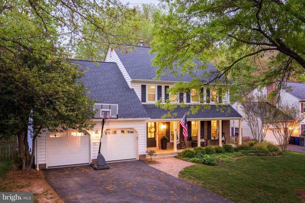 Attached, Exterior, Facade, Cape Cod