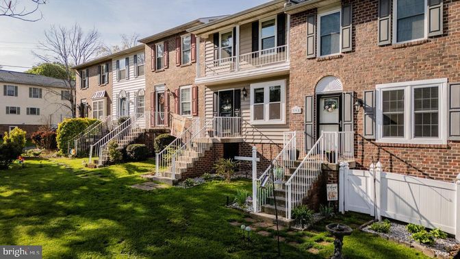 Exterior, Facade, Brick Facade, Rowhouse
