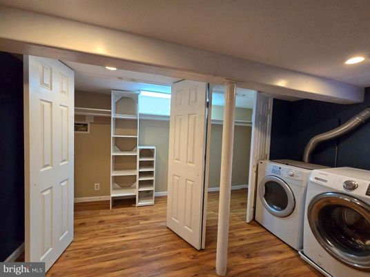 Interior, Recessed Lighting, Washer, Wood Texture Flooring