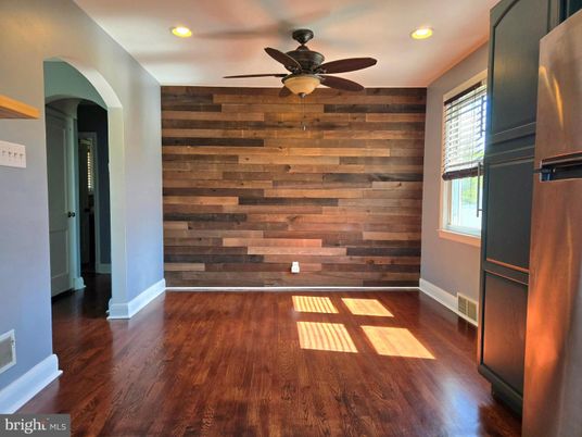 Empty room, Interior, Recessed Lighting, Wood Texture Flooring, Wooden Walls