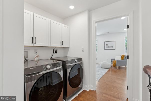 Interior, Recessed Lighting, Washer, Wood Texture Flooring