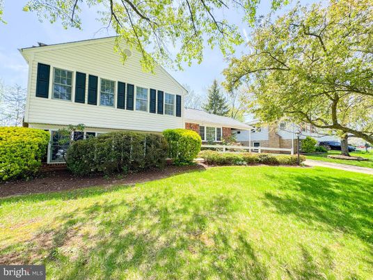Backyard, Exterior, Facade, Raised Ranch