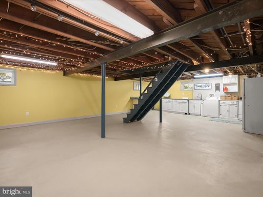 Interior, Washer, Wooden Beams