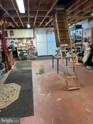 Interior, Washer, Wooden Beams
