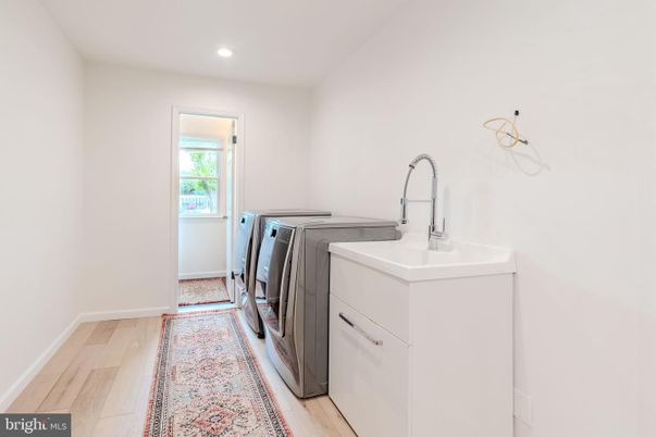 Interior, Recessed Lighting, Washer, Wood Texture Flooring
