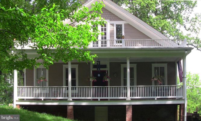 Exterior, Facade, Queen Anne Victorian
