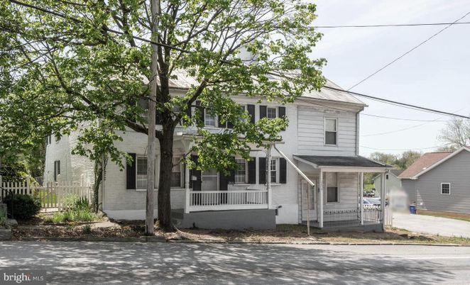 Exterior, Facade, American Foursquare