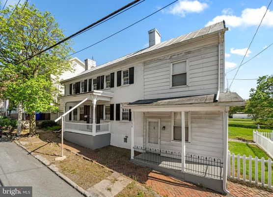 Exterior, Facade, American Foursquare